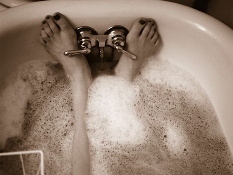 Hot Water Soak May Help Ease Poor Leg Circulation