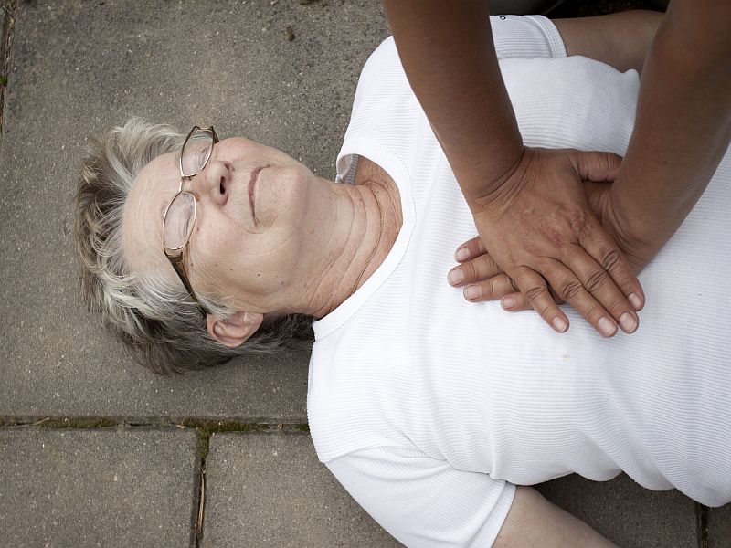 Women in Cardiac Arrest Less Likely to Receive Help, Study Finds