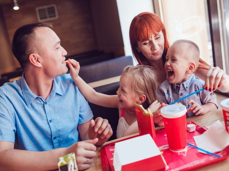 News Picture: Eating Out: A Recipe for Poor Nutrition, Study Finds