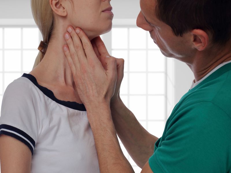 News Picture: Check Your Neck for Thyroid Abnormalities
