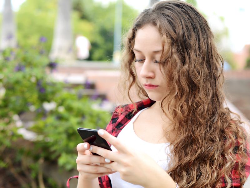 Hasil gambar untuk women curious to social media